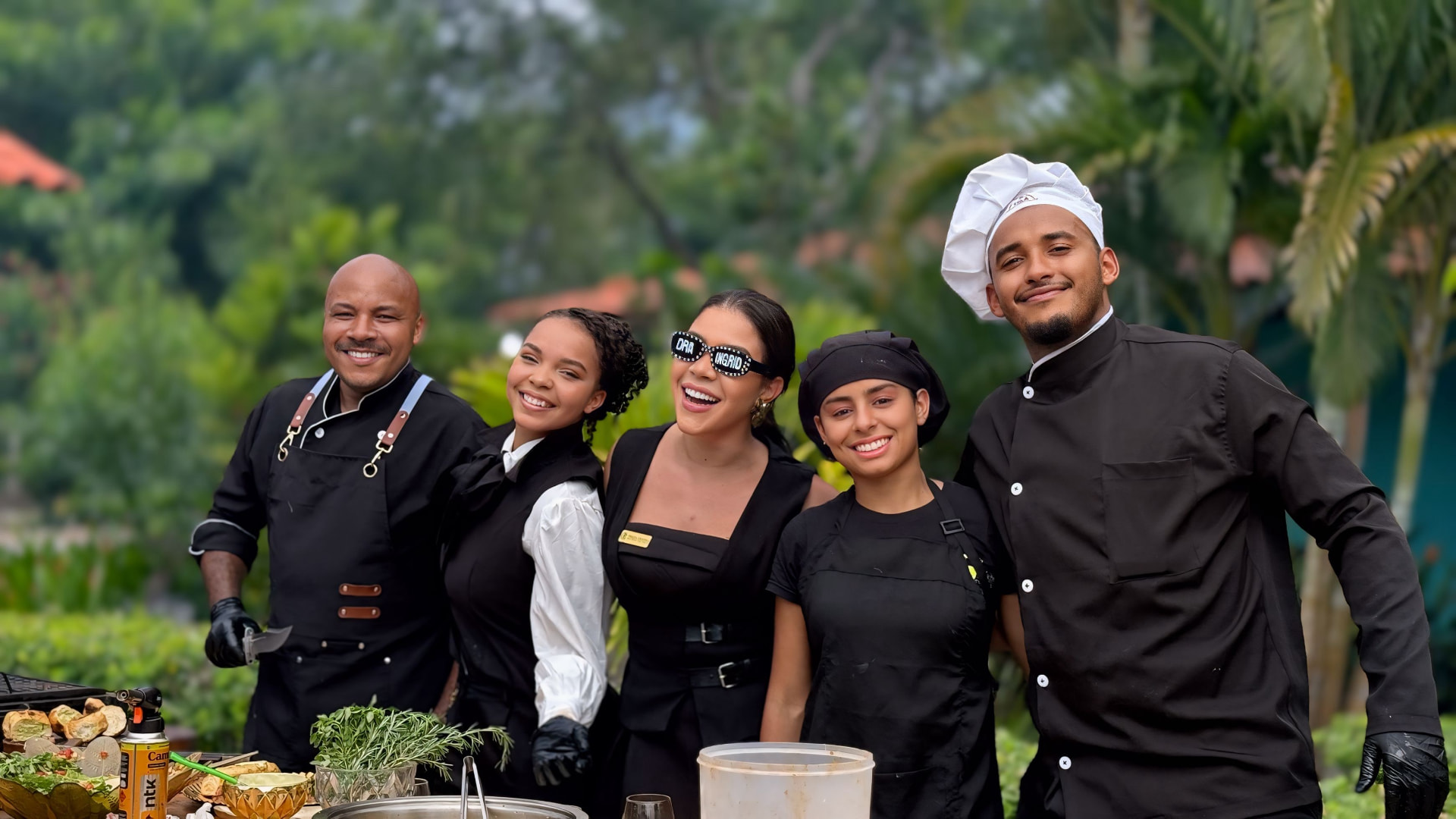 Equipe do buffet sorrindo em evento ao ar livre