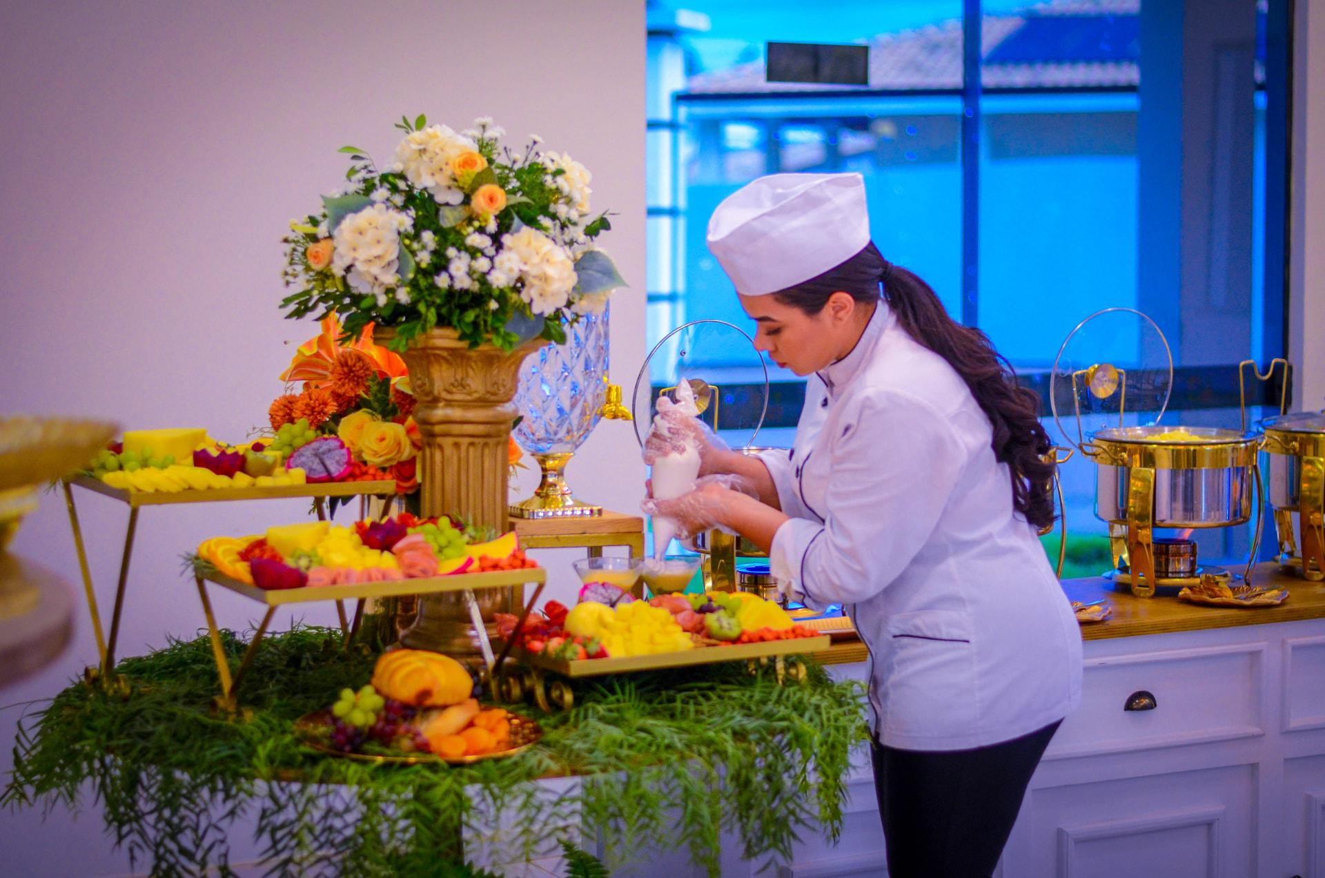 Mesa de frutas e antepastos montada pelo Buffet Tereza Cristina